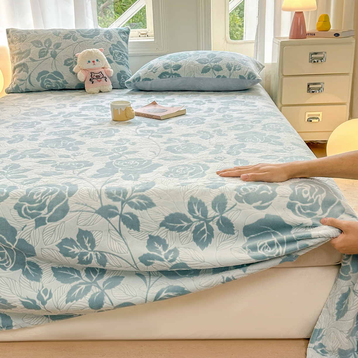 91家纺网 家纺一手货源 找家纺 灰鲸 2025新款立体雕花牛奶绒床单单床单单品床单单件 爱意-蓝