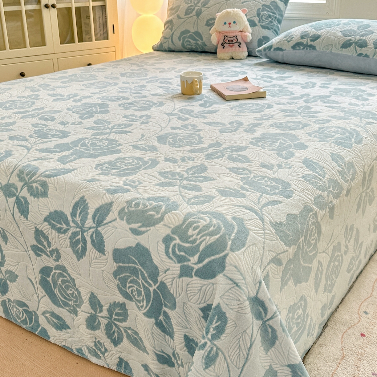 91家纺网 家纺一手货源 找家纺 灰鲸 2025新款立体雕花牛奶绒床单单床单单品床单单件 爱意-蓝