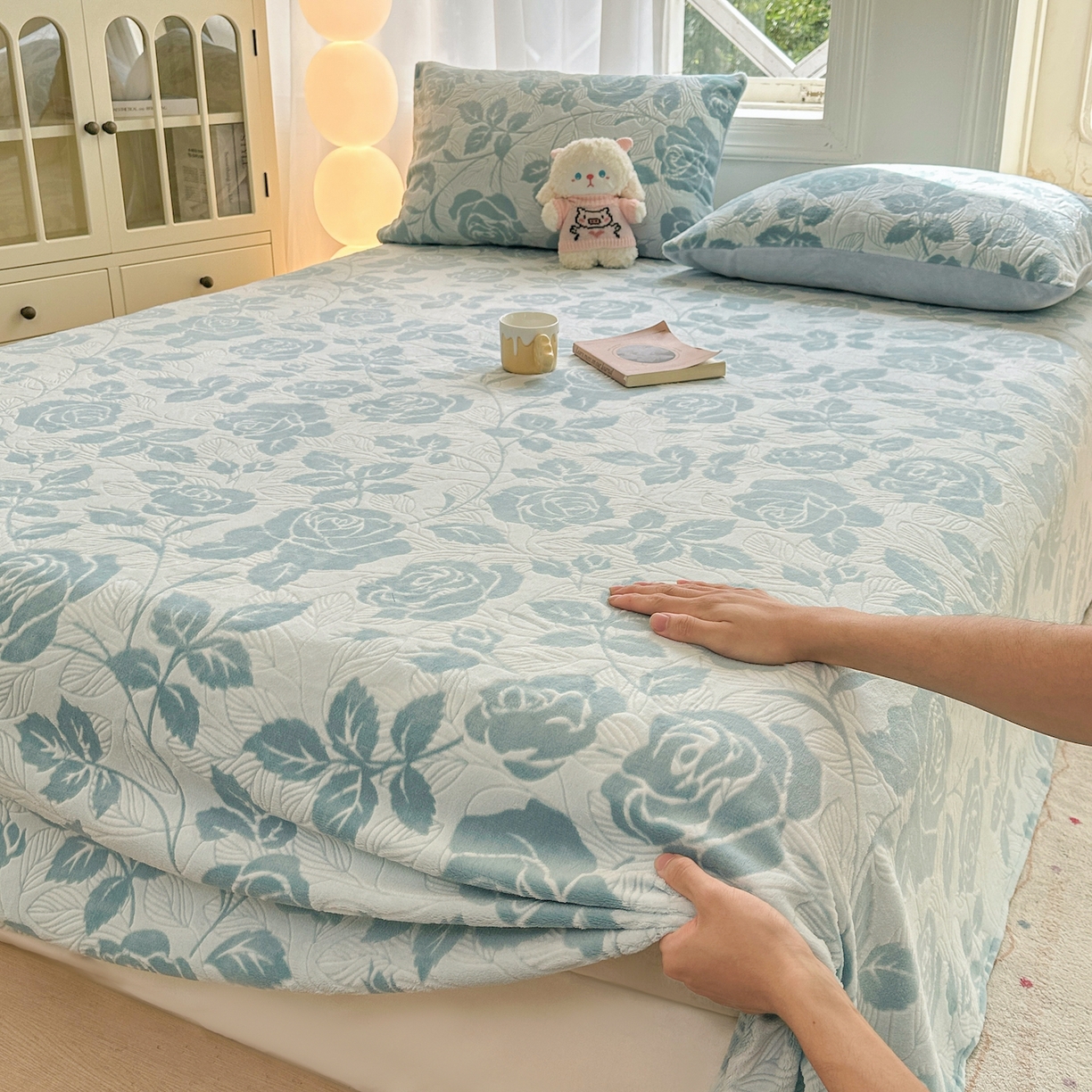 91家纺网 家纺一手货源 找家纺 灰鲸 2025新款立体雕花牛奶绒床单单床单单品床单单件 爱意-蓝