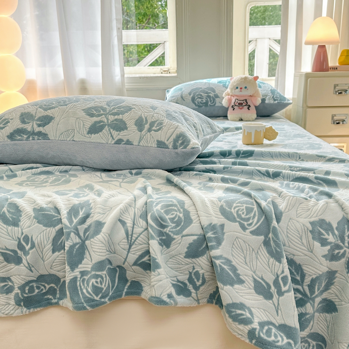 91家纺网 家纺一手货源 找家纺 灰鲸 2025新款立体雕花牛奶绒床单单床单单品床单单件 爱意-蓝