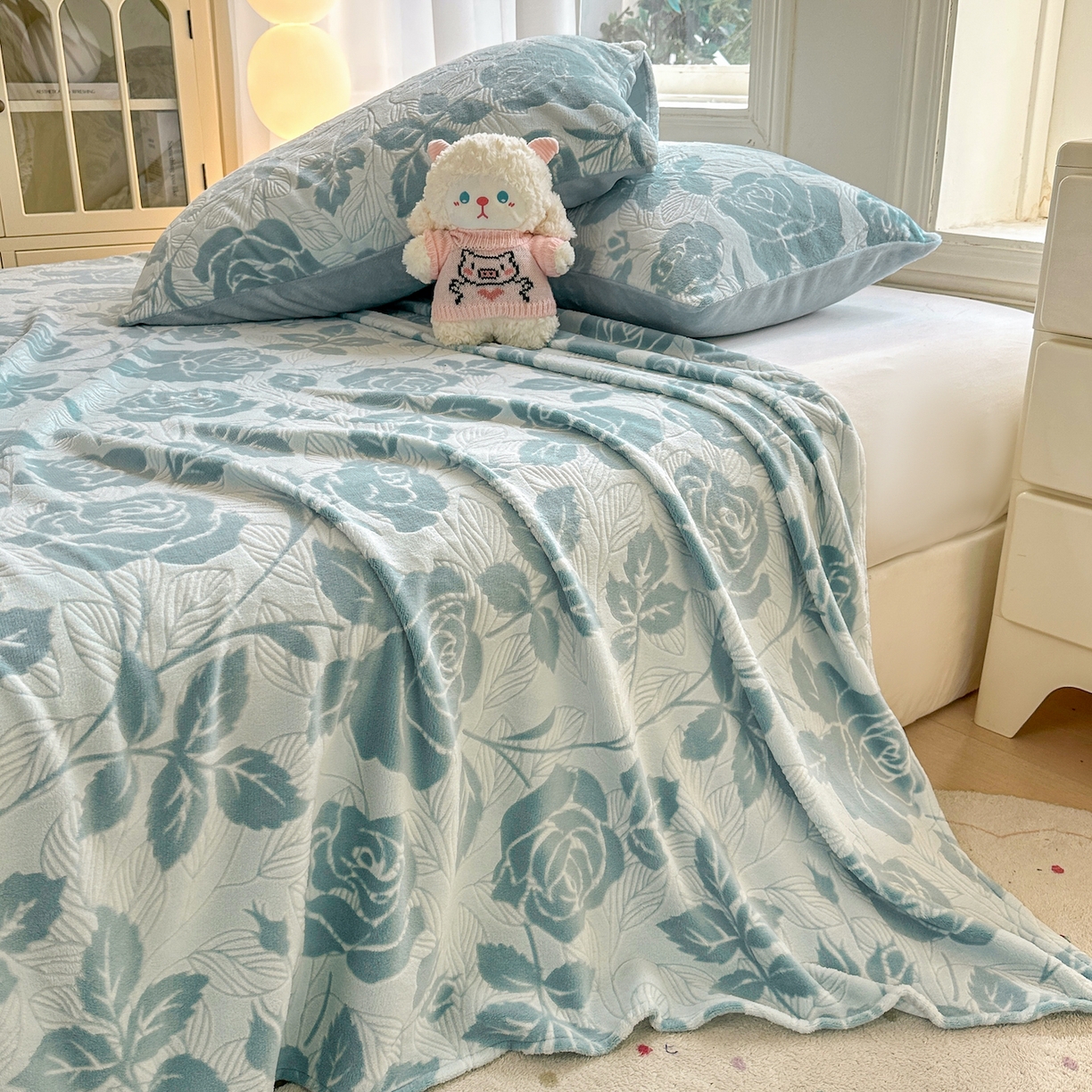 91家纺网 家纺一手货源 找家纺 灰鲸 2025新款立体雕花牛奶绒床单单床单单品床单单件 爱意-蓝