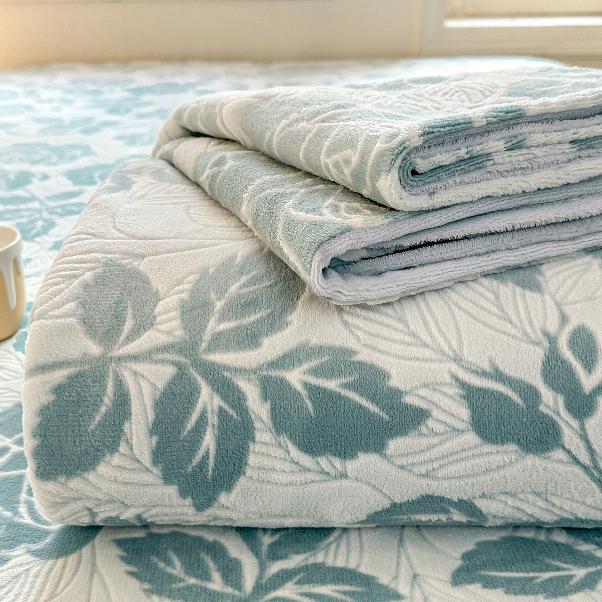 91家纺网 家纺一手货源 找家纺 灰鲸 2025新款立体雕花牛奶绒床单单床单单品床单单件 爱意-蓝