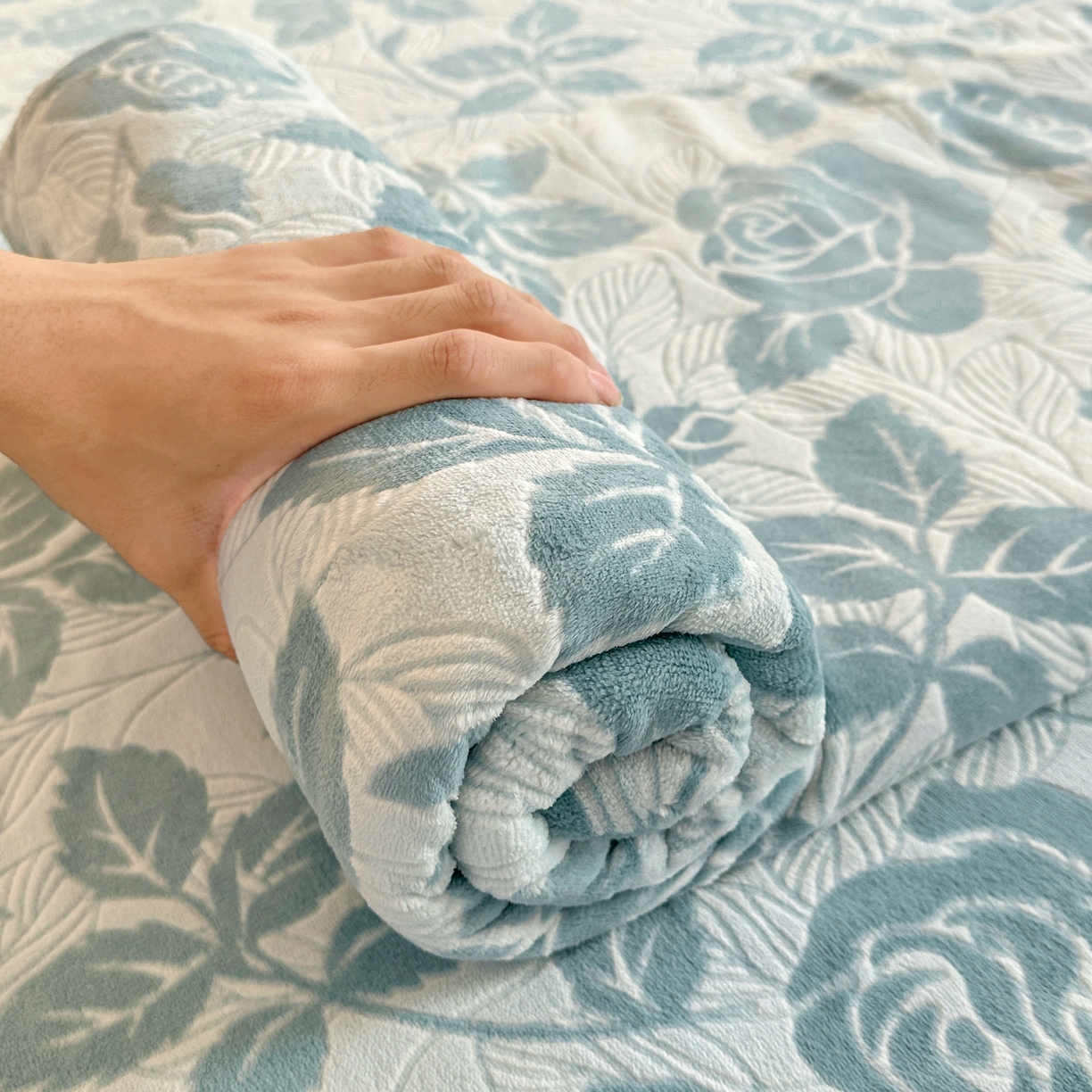 91家纺网 家纺一手货源 找家纺 灰鲸 2025新款立体雕花牛奶绒床单单床单单品床单单件 爱意-蓝