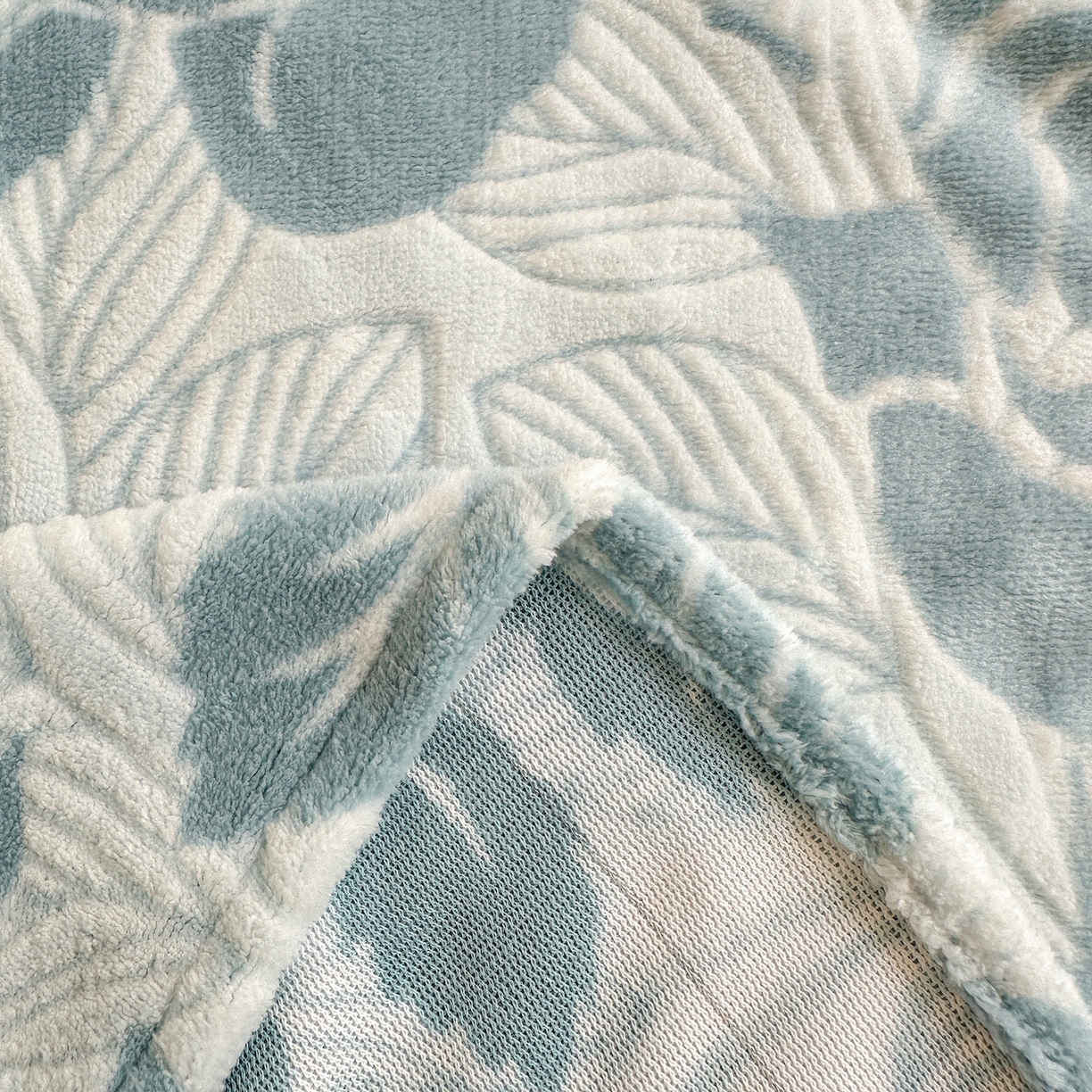 91家纺网 家纺一手货源 找家纺 灰鲸 2025新款立体雕花牛奶绒床单单床单单品床单单件 爱意-蓝