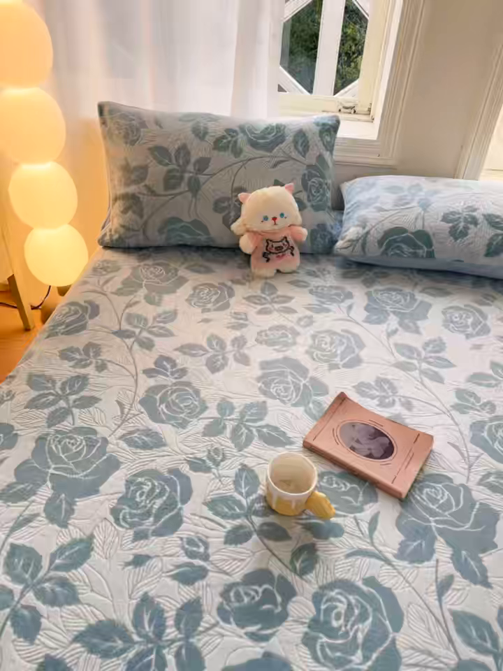 91家纺网 家纺一手货源 找家纺 灰鲸 2025新款立体雕花牛奶绒床单单床单单品床单单件 爱意-蓝