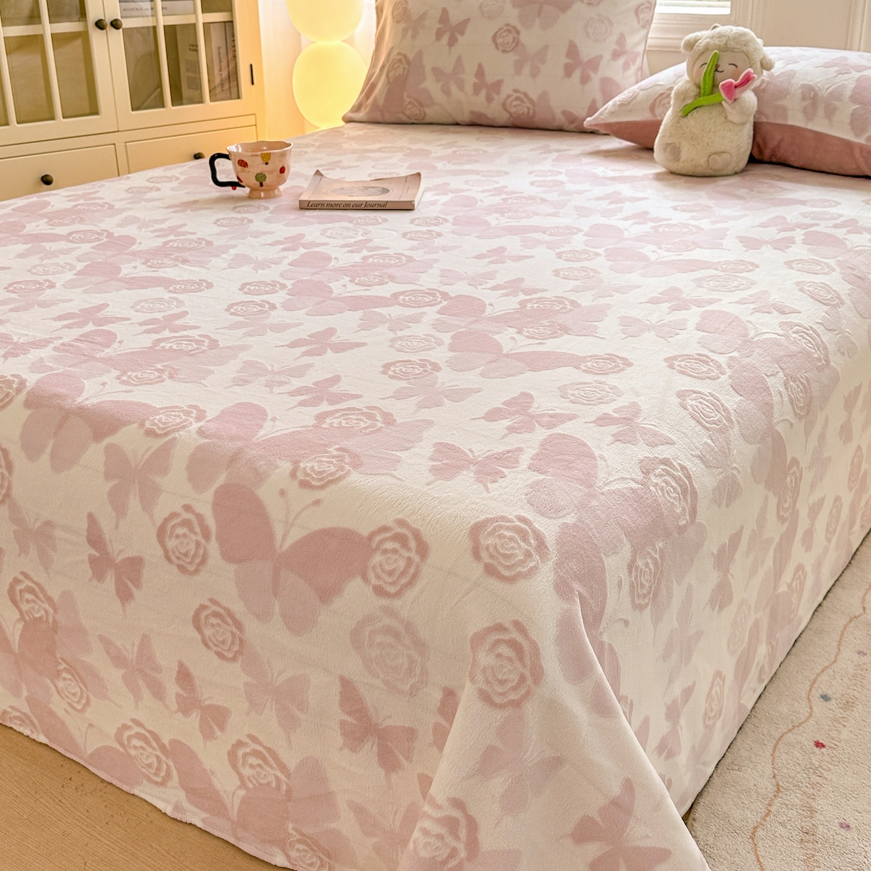 91家纺网 家纺一手货源 找家纺 灰鲸 2025新款立体雕花牛奶绒床单单床单单品床单单件 蝶花-粉