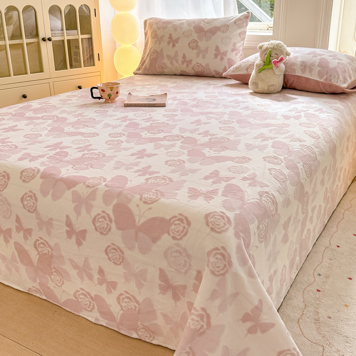 91家纺网 家纺一手货源 找家纺 灰鲸 2025新款立体雕花牛奶绒床单单床单单品床单单件 蝶花-粉