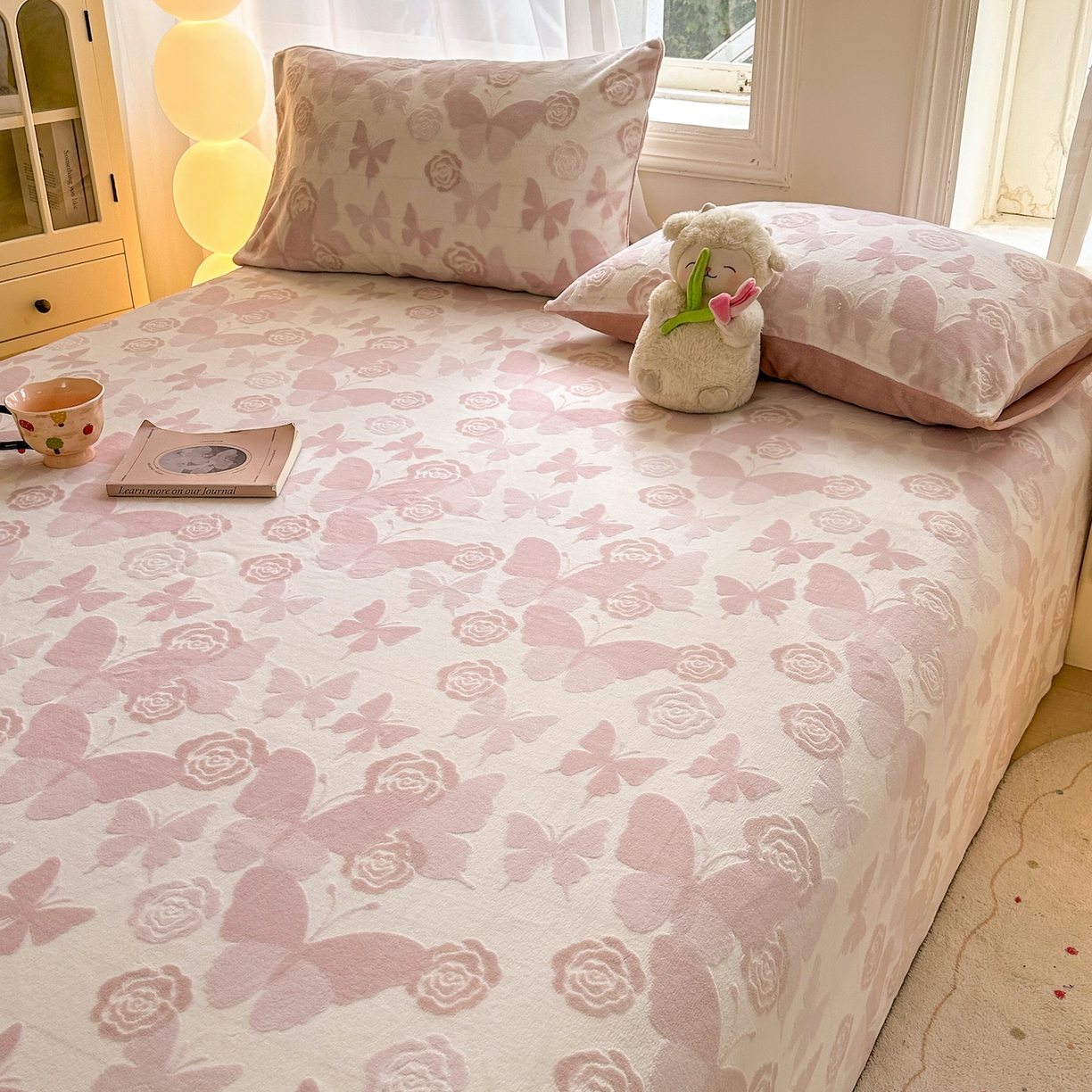 91家纺网 家纺一手货源 找家纺 灰鲸 2025新款立体雕花牛奶绒床单单床单单品床单单件 蝶花-粉