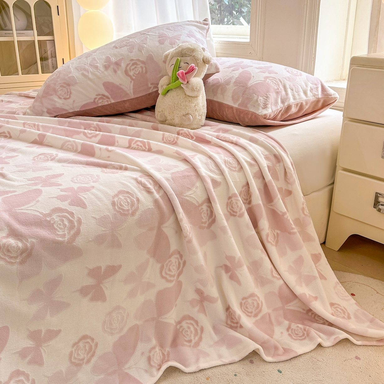 91家纺网 家纺一手货源 找家纺 灰鲸 2025新款立体雕花牛奶绒床单单床单单品床单单件 蝶花-粉