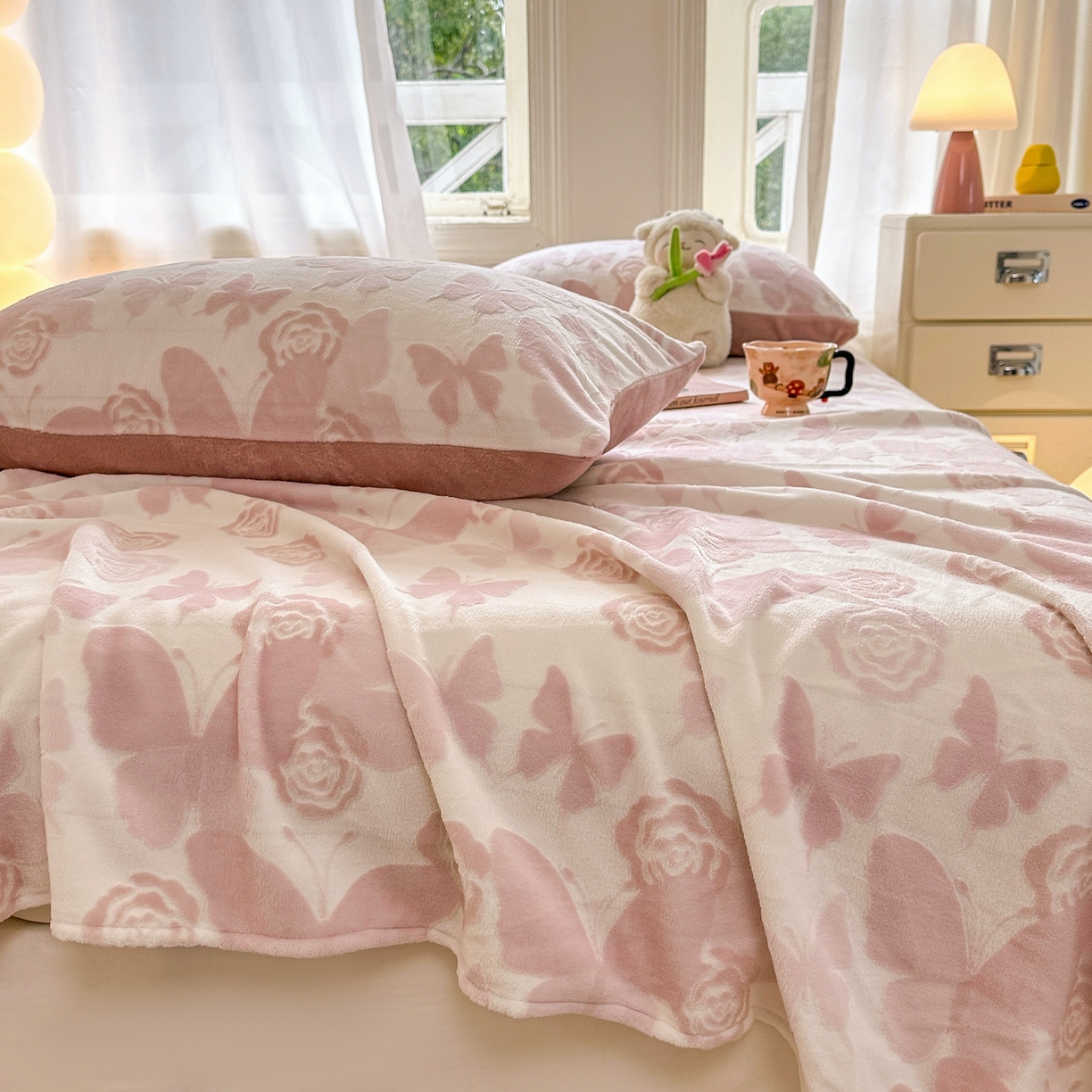 91家纺网 家纺一手货源 找家纺 灰鲸 2025新款立体雕花牛奶绒床单单床单单品床单单件 蝶花-粉