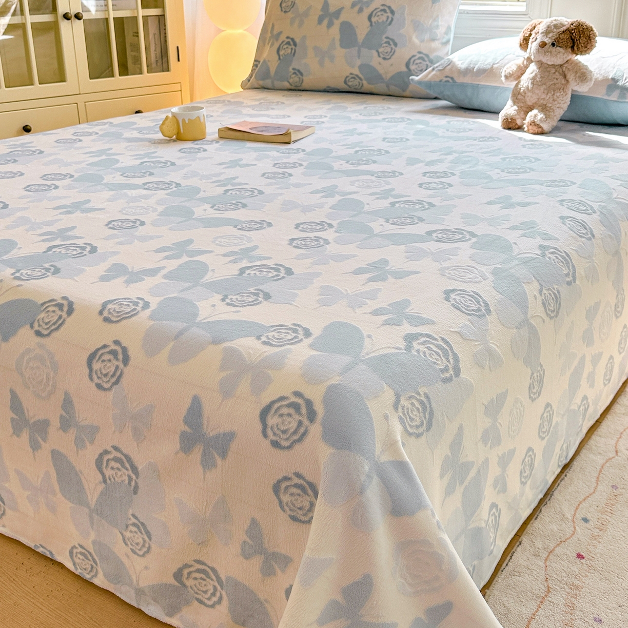 91家纺网 家纺一手货源 找家纺 灰鲸 2025新款立体雕花牛奶绒床单单床单单品床单单件 蝶花-蓝