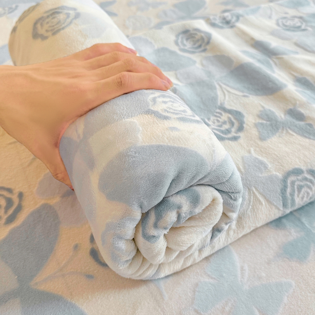 91家纺网 家纺一手货源 找家纺 灰鲸 2025新款立体雕花牛奶绒床单单床单单品床单单件 蝶花-蓝