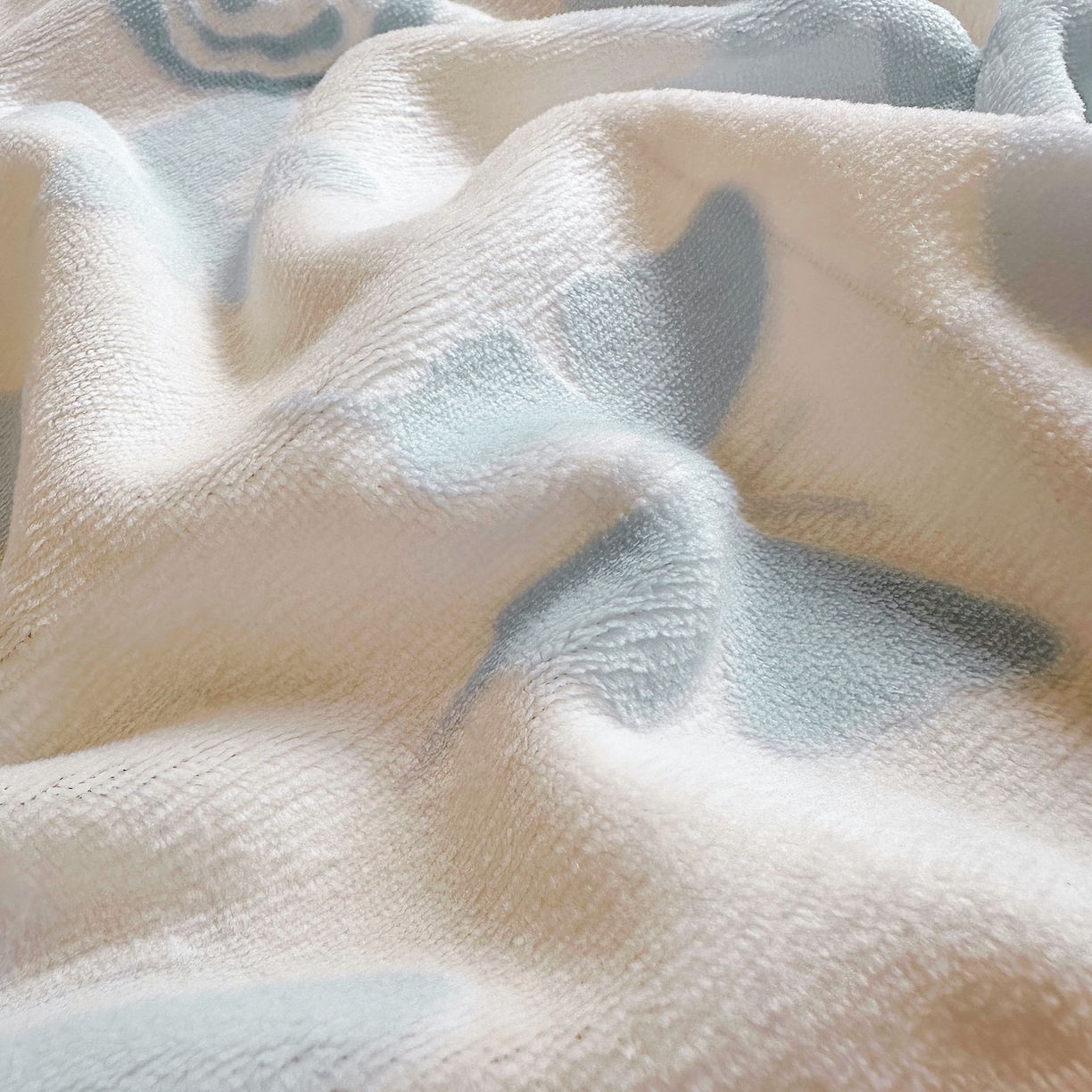 91家纺网 家纺一手货源 找家纺 灰鲸 2025新款立体雕花牛奶绒床单单床单单品床单单件 蝶花-蓝