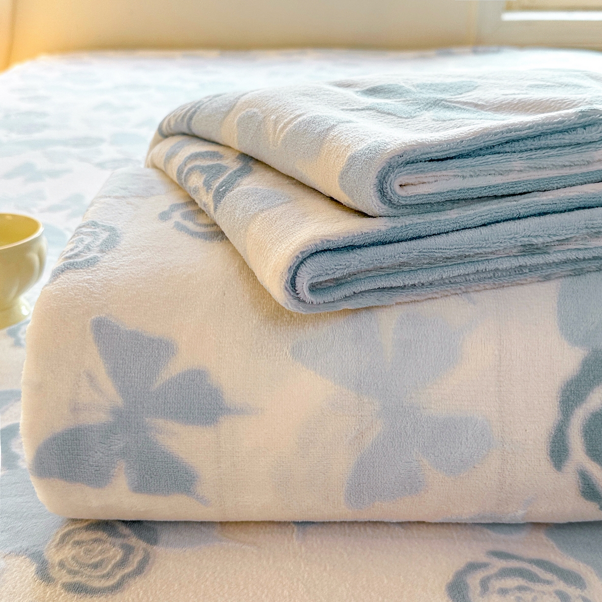 91家纺网 家纺一手货源 找家纺 灰鲸 2025新款立体雕花牛奶绒床单单床单单品床单单件 蝶花-蓝