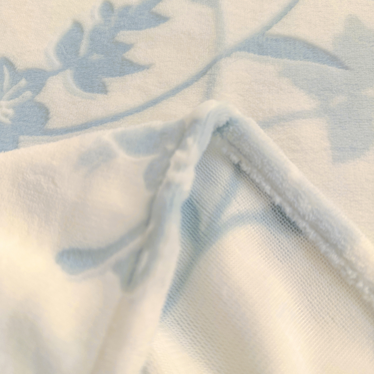 91家纺网 家纺一手货源 找家纺 灰鲸 2025新款立体雕花牛奶绒床单单床单单品床单单件 繁花-蓝