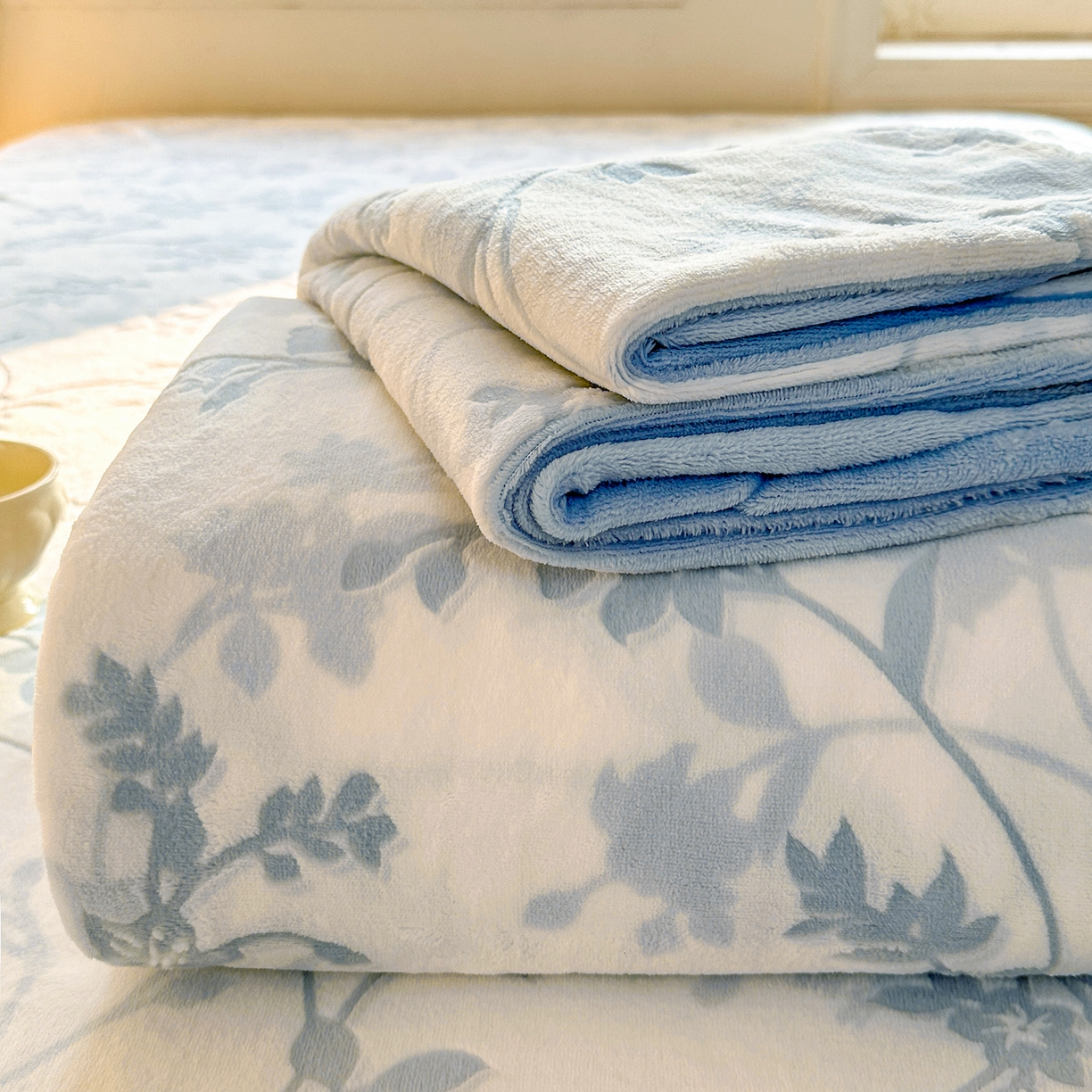 91家纺网 家纺一手货源 找家纺 灰鲸 2025新款立体雕花牛奶绒床单单床单单品床单单件 繁花-蓝