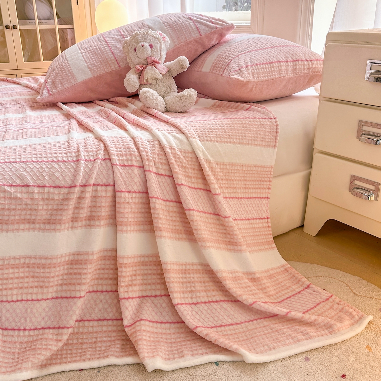 91家纺网 家纺一手货源 找家纺 灰鲸 2025新款立体雕花牛奶绒床单单床单单品床单单件 泛歌-粉