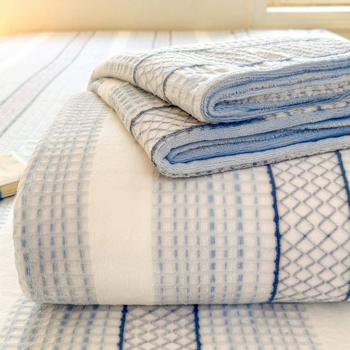 91家纺网 家纺一手货源 找家纺 灰鲸 2025新款立体雕花牛奶绒床单单床单单品床单单件 泛歌-蓝