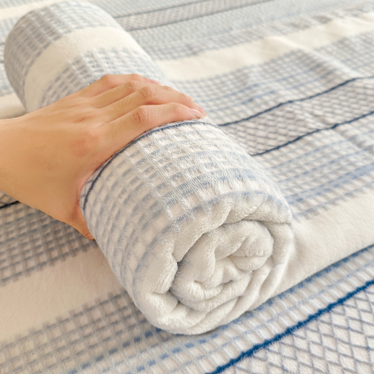 91家纺网 家纺一手货源 找家纺 灰鲸 2025新款立体雕花牛奶绒床单单床单单品床单单件 泛歌-蓝