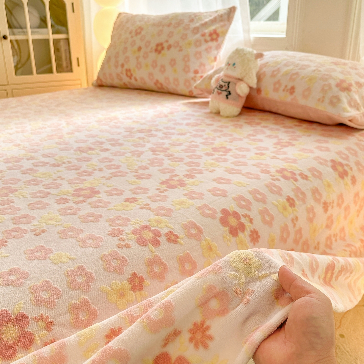 灰鲸 2025新款立体雕花牛奶绒床单单床单单品床单单件 花海-粉