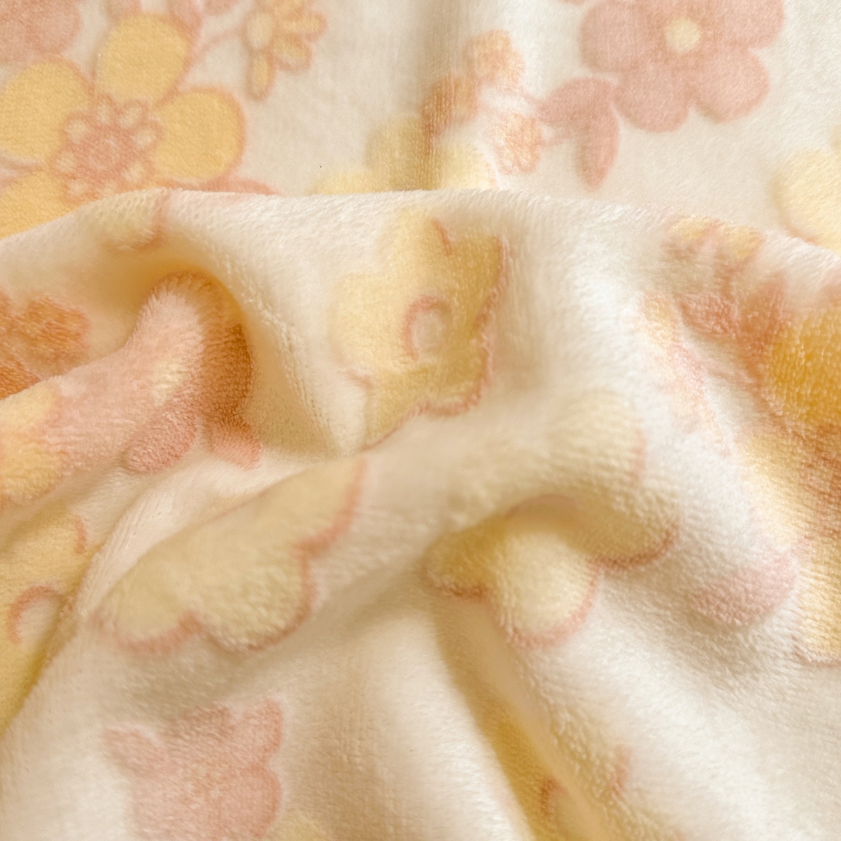 91家纺网 家纺一手货源 找家纺 灰鲸 2025新款立体雕花牛奶绒床单单床单单品床单单件 花海-黄