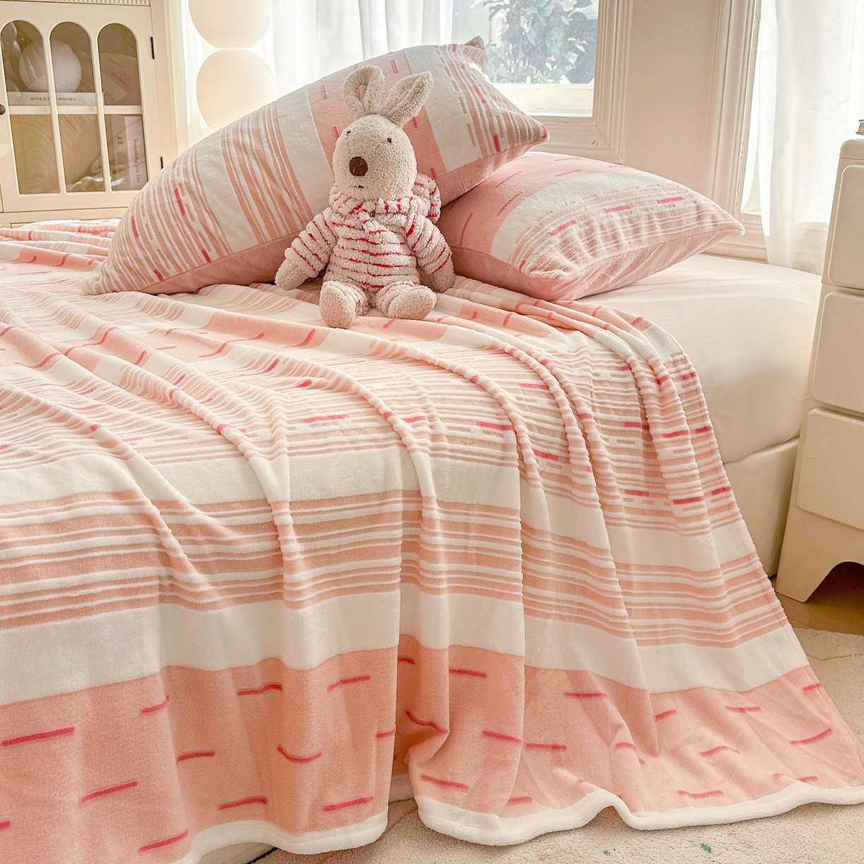 91家纺网 家纺一手货源 找家纺 灰鲸 2025新款立体雕花牛奶绒床单单床单单品床单单件 速写-粉