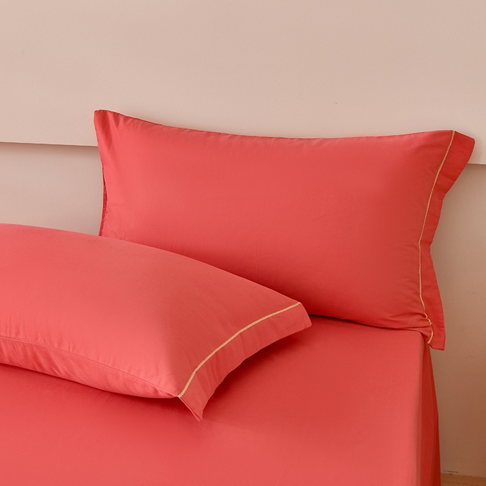 91家纺网 家纺一手货源 找家纺 宇彬家纺 2026直播热新款A类13374全棉一字绣宽边枕套被套纯色四件套贡缎新疆长绒匹马棉轻奢缩水足可定做 简绣-宝石红