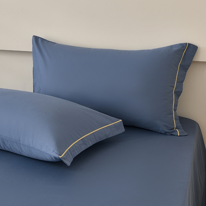 91家纺网 家纺一手货源 找家纺 宇彬家纺 2026直播热新款A类13374全棉一字绣宽边枕套被套纯色四件套贡缎新疆长绒匹马棉轻奢缩水足可定做 简绣-宾利蓝