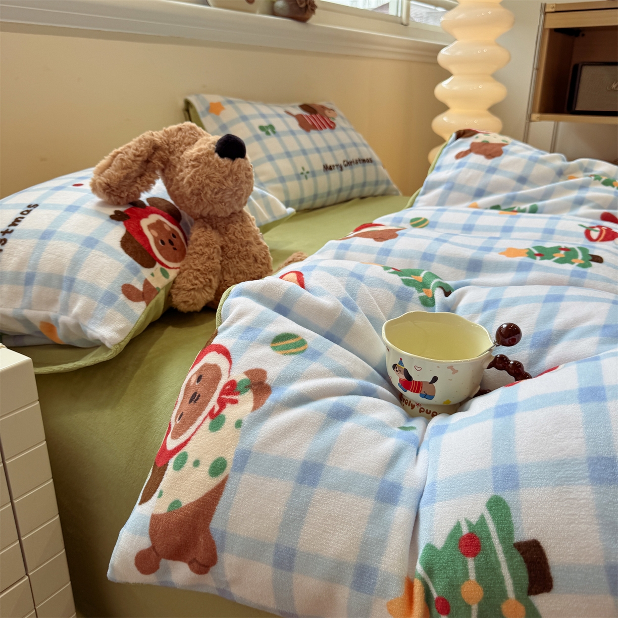 91家纺网 家纺一手货源 找家纺 （总）呗旺鹿 2025新款A类牛奶绒数码印花卡通小清新四件套（场景一）