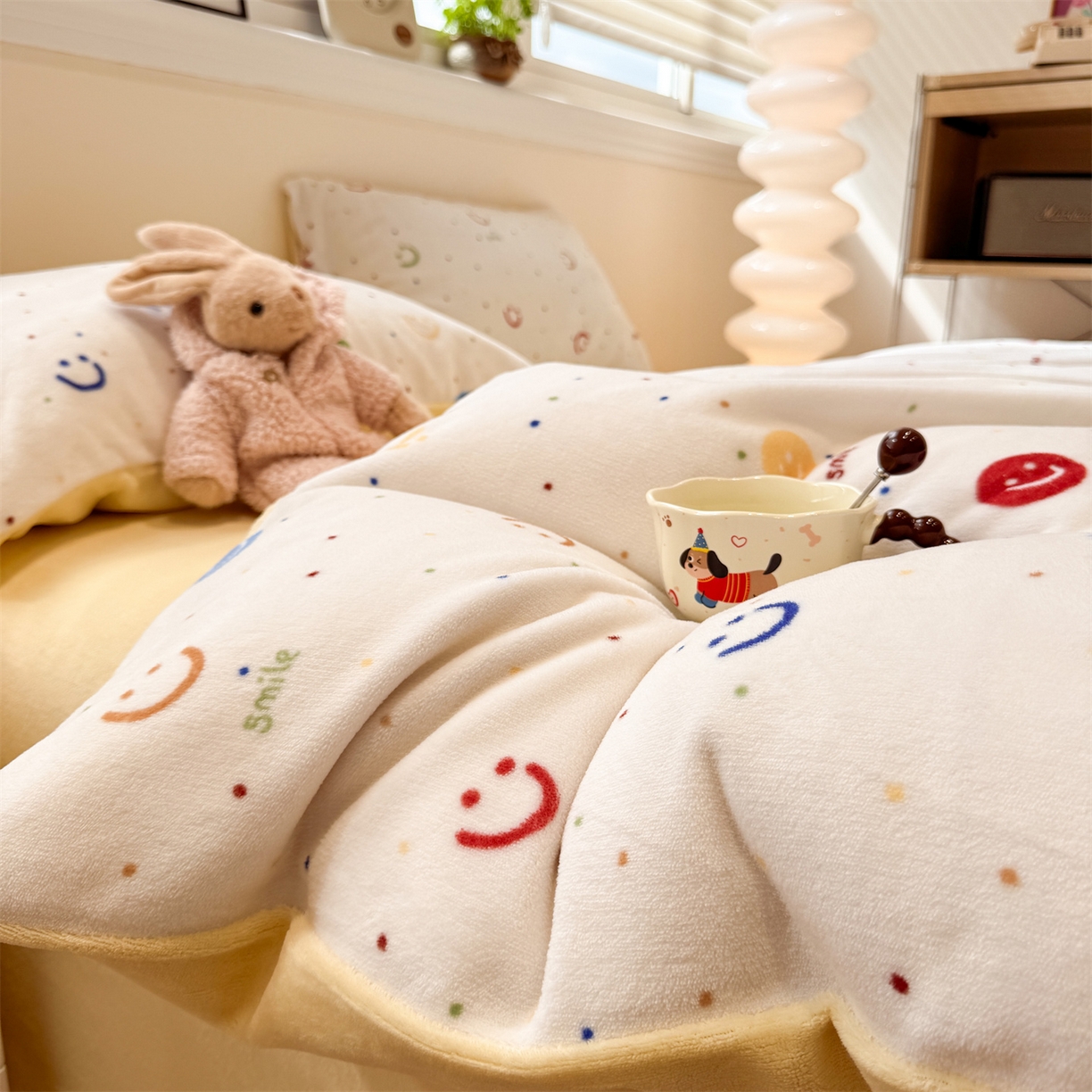 91家纺网 家纺一手货源 找家纺 呗旺鹿 2025新款A类牛奶绒数码印花卡通小清新四件套（场景一） 多彩笑脸