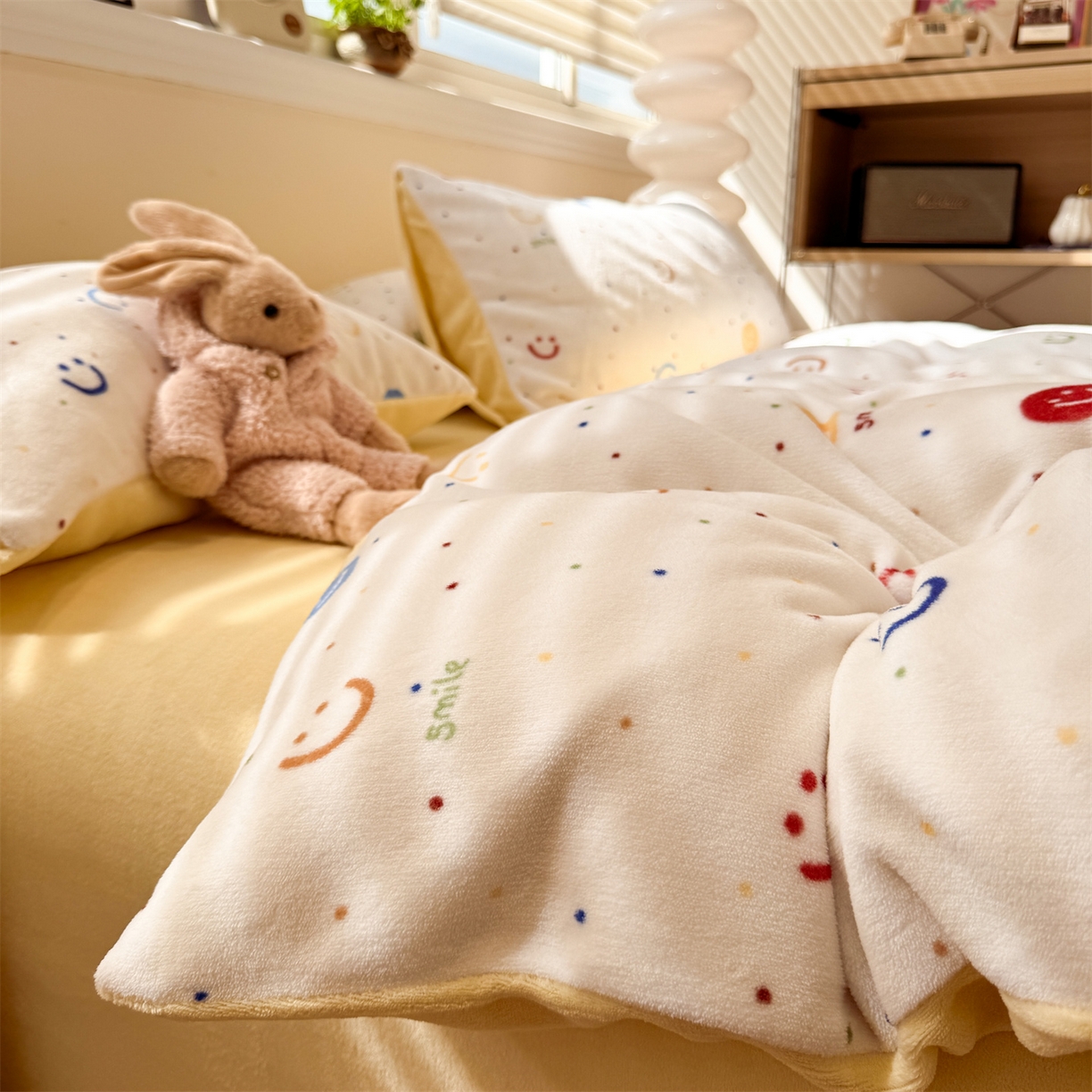91家纺网 家纺一手货源 找家纺 呗旺鹿 2025新款A类牛奶绒数码印花卡通小清新四件套（场景一） 多彩笑脸