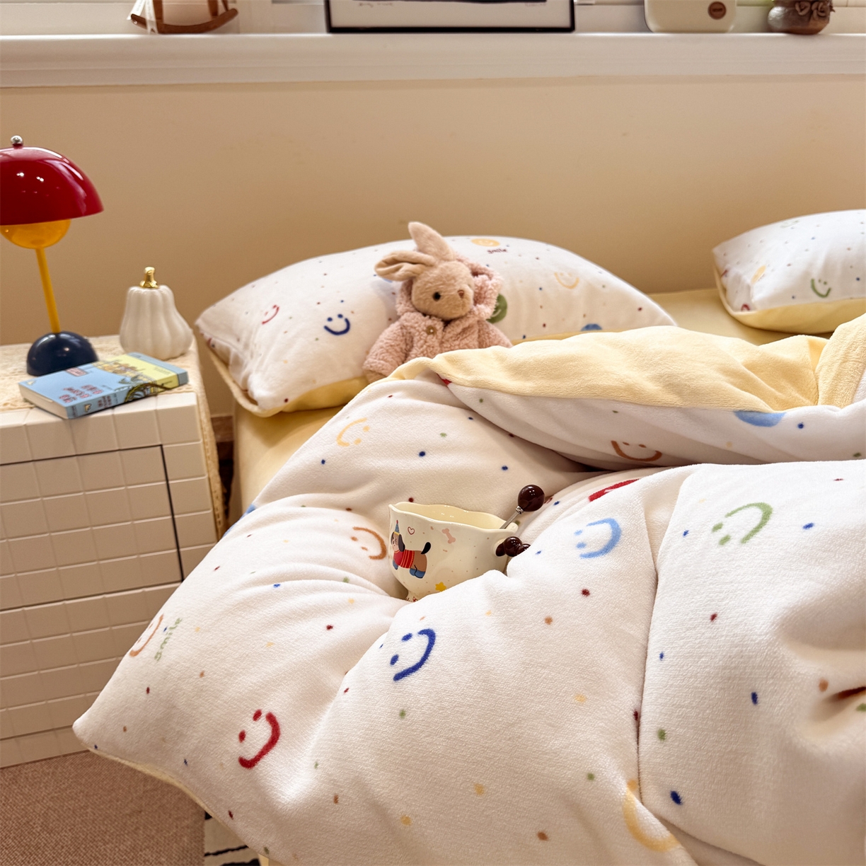 91家纺网 家纺一手货源 找家纺 呗旺鹿 2025新款A类牛奶绒数码印花卡通小清新四件套（场景一） 多彩笑脸