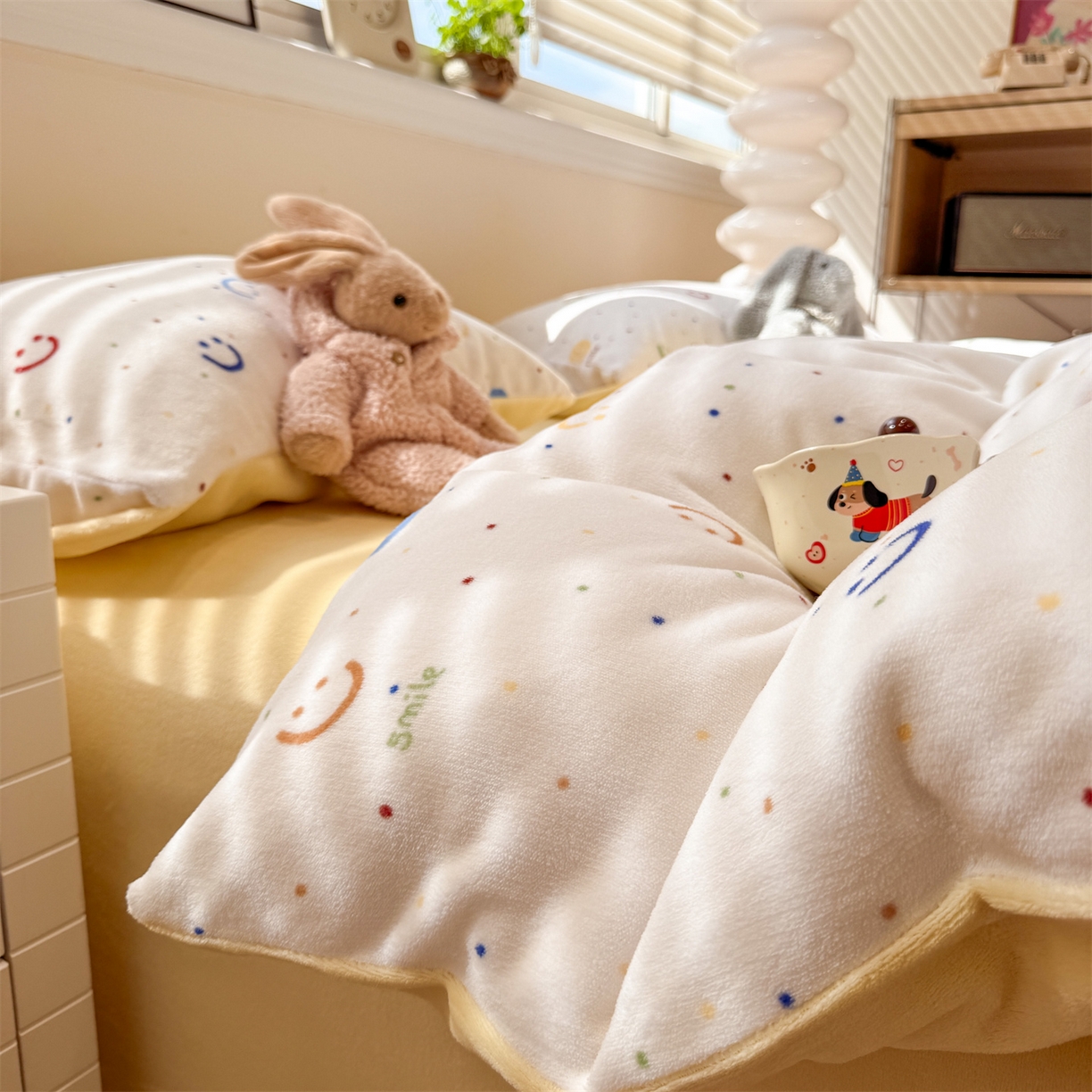 91家纺网 家纺一手货源 找家纺 呗旺鹿 2025新款A类牛奶绒数码印花卡通小清新四件套（场景一） 多彩笑脸