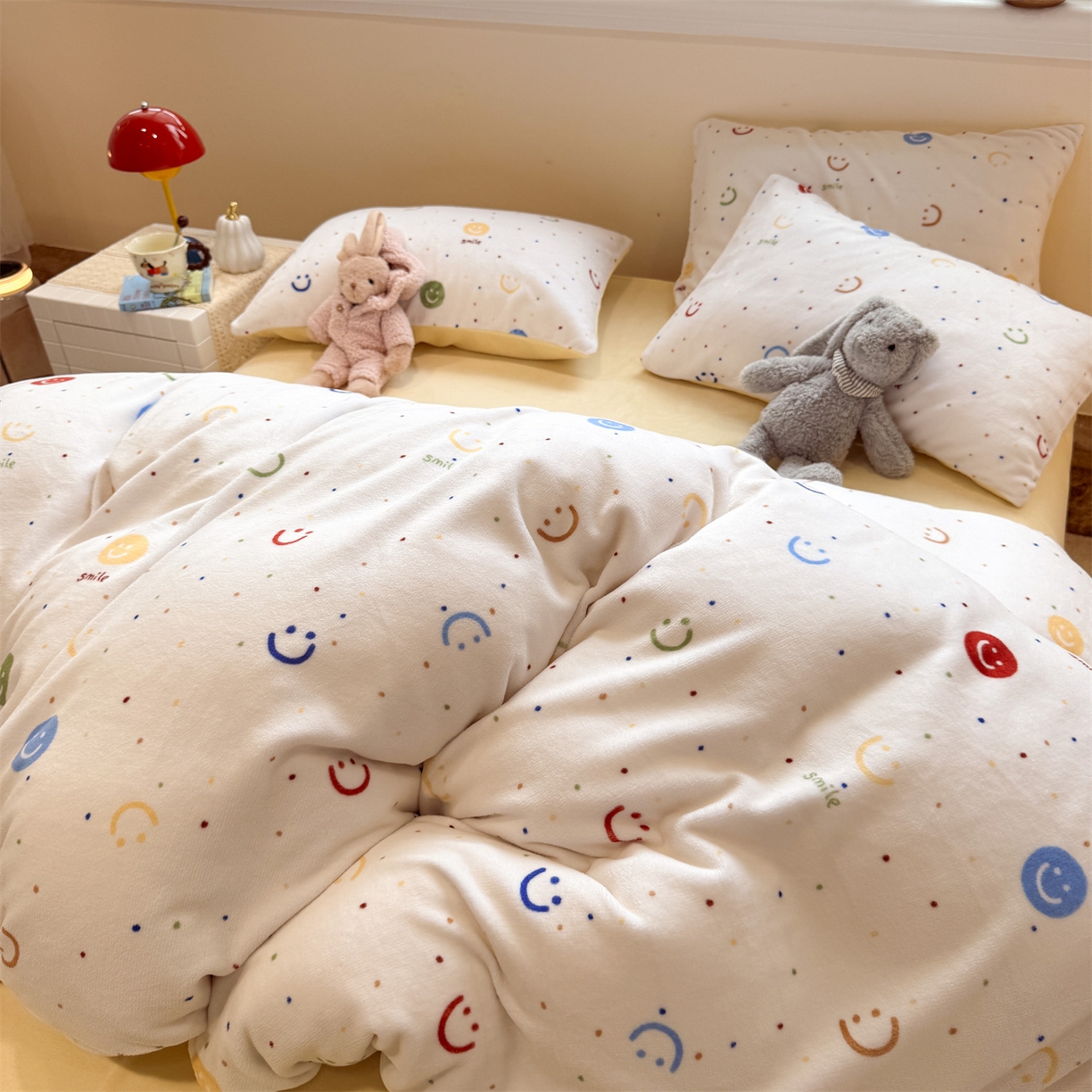 91家纺网 家纺一手货源 找家纺 呗旺鹿 2025新款A类牛奶绒数码印花卡通小清新四件套（场景一） 多彩笑脸