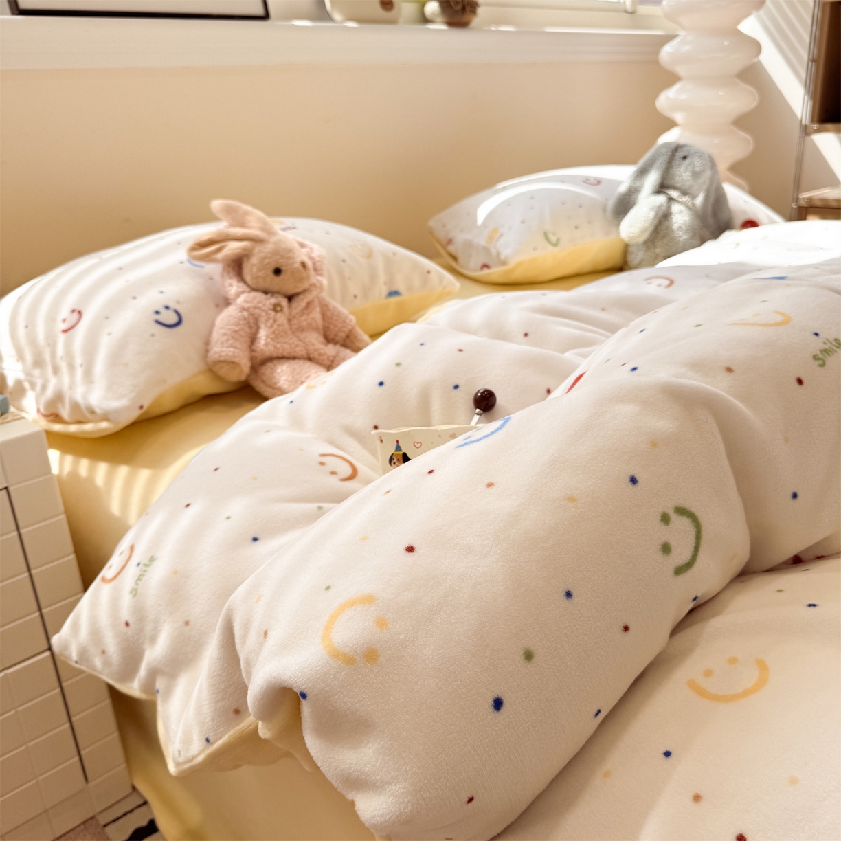 91家纺网 家纺一手货源 找家纺 呗旺鹿 2025新款A类牛奶绒数码印花卡通小清新四件套（场景一） 多彩笑脸