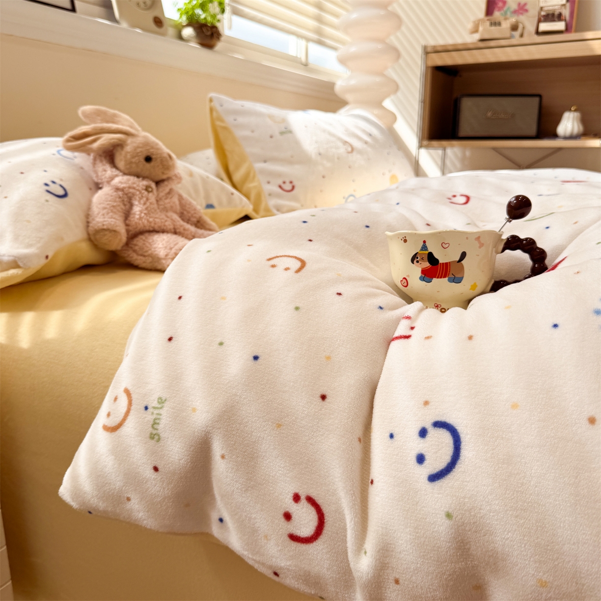 91家纺网 家纺一手货源 找家纺 呗旺鹿 2025新款A类牛奶绒数码印花卡通小清新四件套（场景一） 多彩笑脸