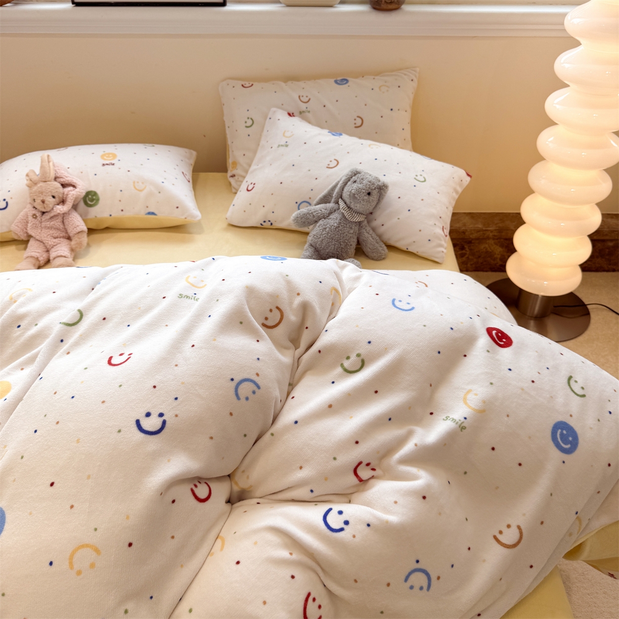 91家纺网 家纺一手货源 找家纺 呗旺鹿 2025新款A类牛奶绒数码印花卡通小清新四件套（场景一） 多彩笑脸