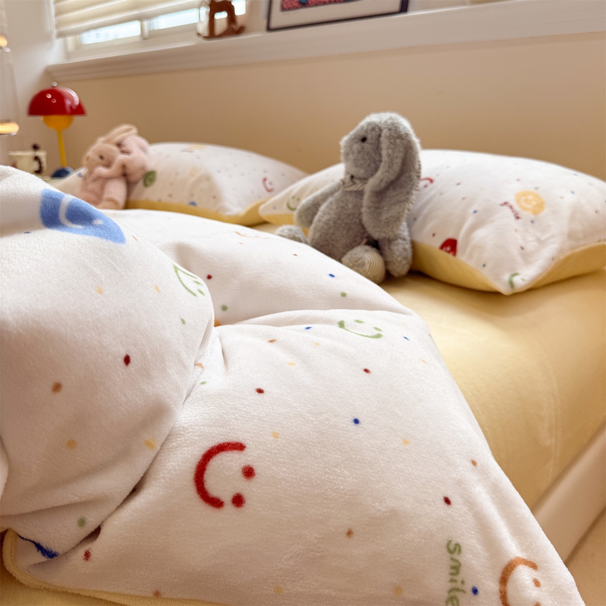 91家纺网 家纺一手货源 找家纺 呗旺鹿 2025新款A类牛奶绒数码印花卡通小清新四件套（场景一） 多彩笑脸