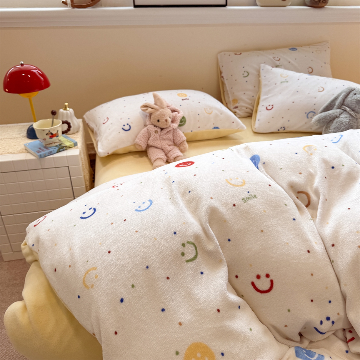 91家纺网 家纺一手货源 找家纺 呗旺鹿 2025新款A类牛奶绒数码印花卡通小清新四件套（场景一） 多彩笑脸