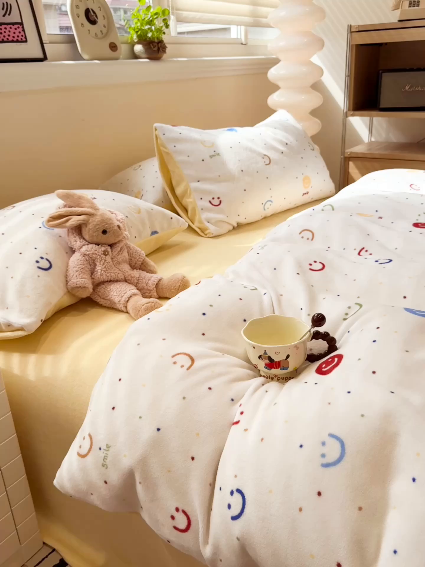 91家纺网 家纺一手货源 找家纺 呗旺鹿 2025新款A类牛奶绒数码印花卡通小清新四件套（场景一） 多彩笑脸
