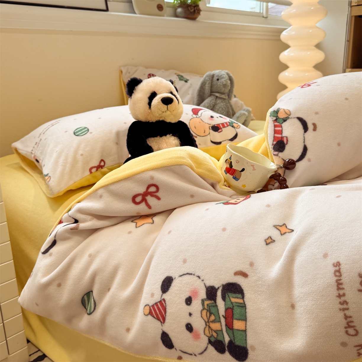 91家纺网 家纺一手货源 找家纺 呗旺鹿 2025新款A类牛奶绒数码印花卡通小清新四件套（场景一） 圣诞丫丫