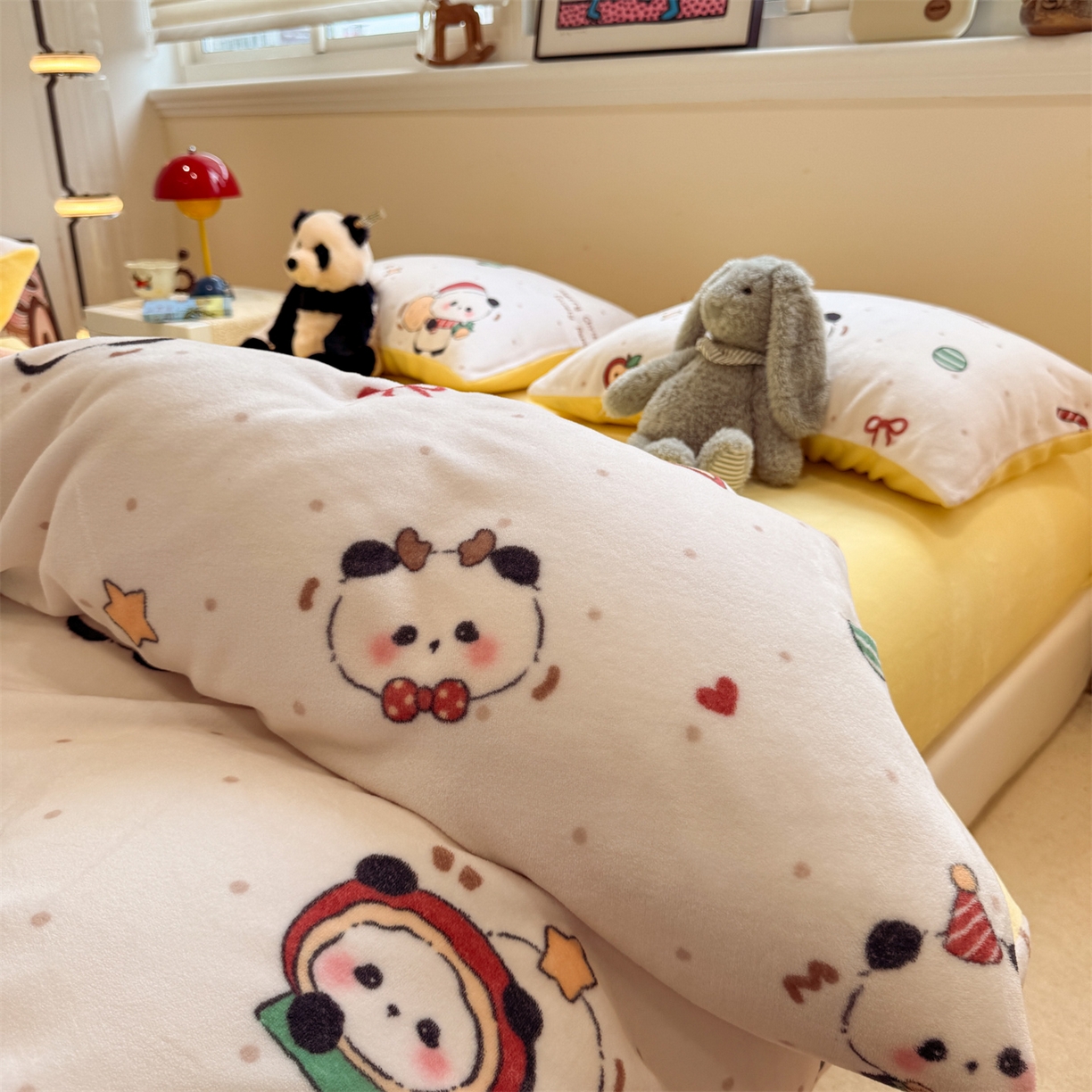 91家纺网 家纺一手货源 找家纺 呗旺鹿 2025新款A类牛奶绒数码印花卡通小清新四件套（场景一） 圣诞丫丫