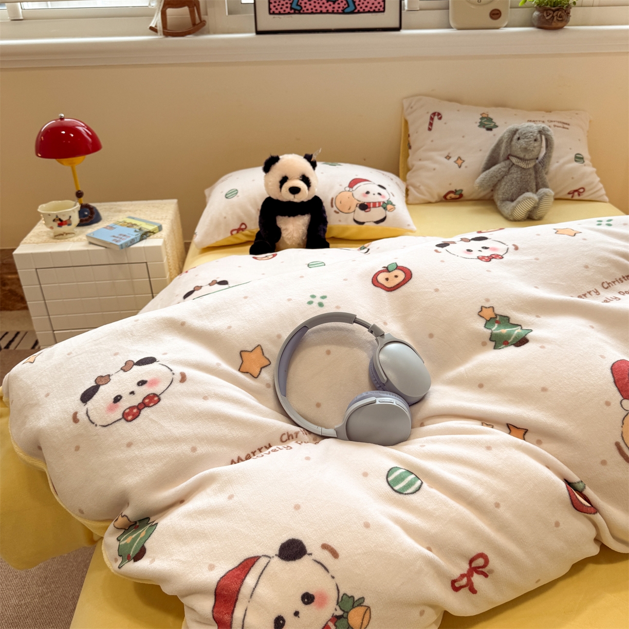 91家纺网 家纺一手货源 找家纺 呗旺鹿 2025新款A类牛奶绒数码印花卡通小清新四件套（场景一） 圣诞丫丫