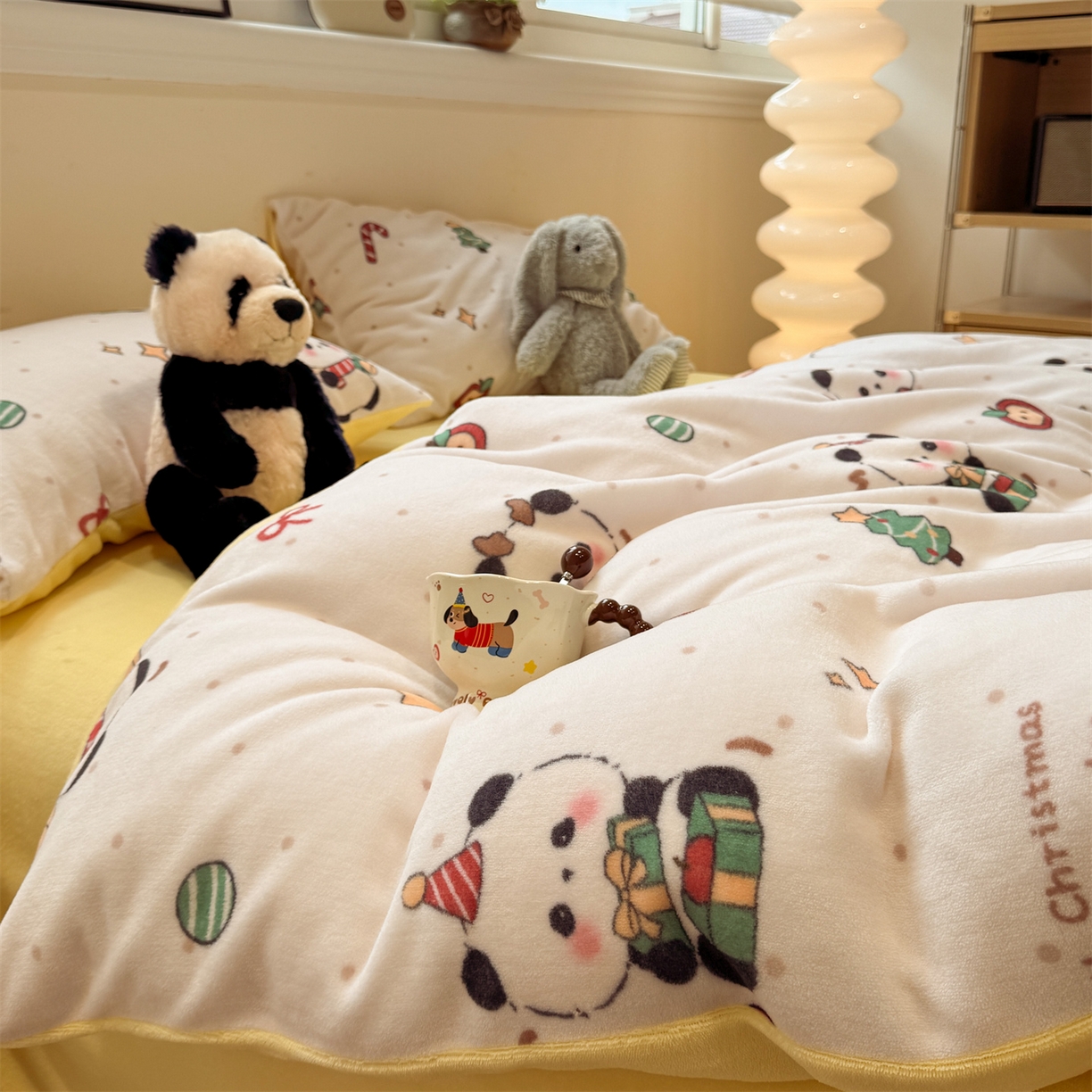 91家纺网 家纺一手货源 找家纺 呗旺鹿 2025新款A类牛奶绒数码印花卡通小清新四件套（场景一） 圣诞丫丫