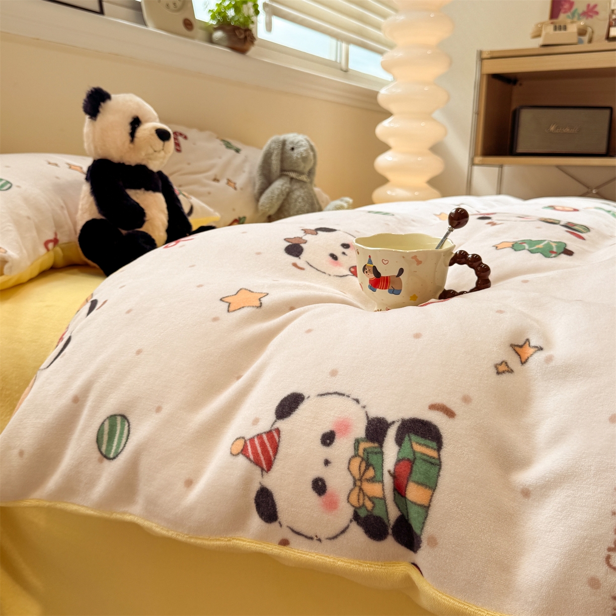 91家纺网 家纺一手货源 找家纺 呗旺鹿 2025新款A类牛奶绒数码印花卡通小清新四件套（场景一） 圣诞丫丫