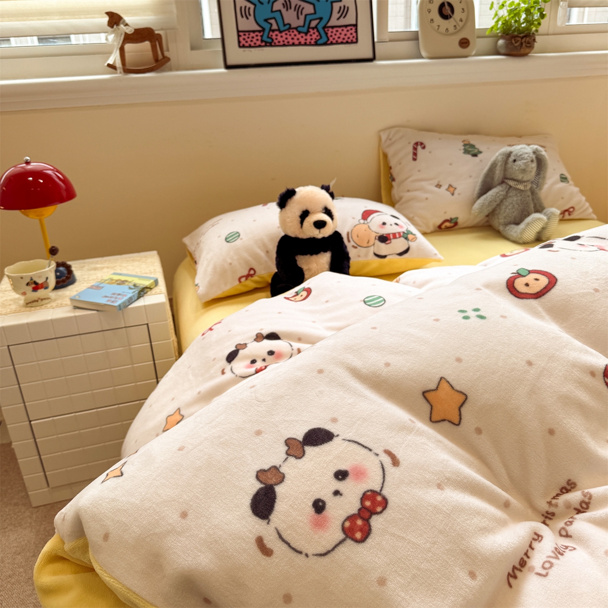 91家纺网 家纺一手货源 找家纺 呗旺鹿 2025新款A类牛奶绒数码印花卡通小清新四件套（场景一） 圣诞丫丫