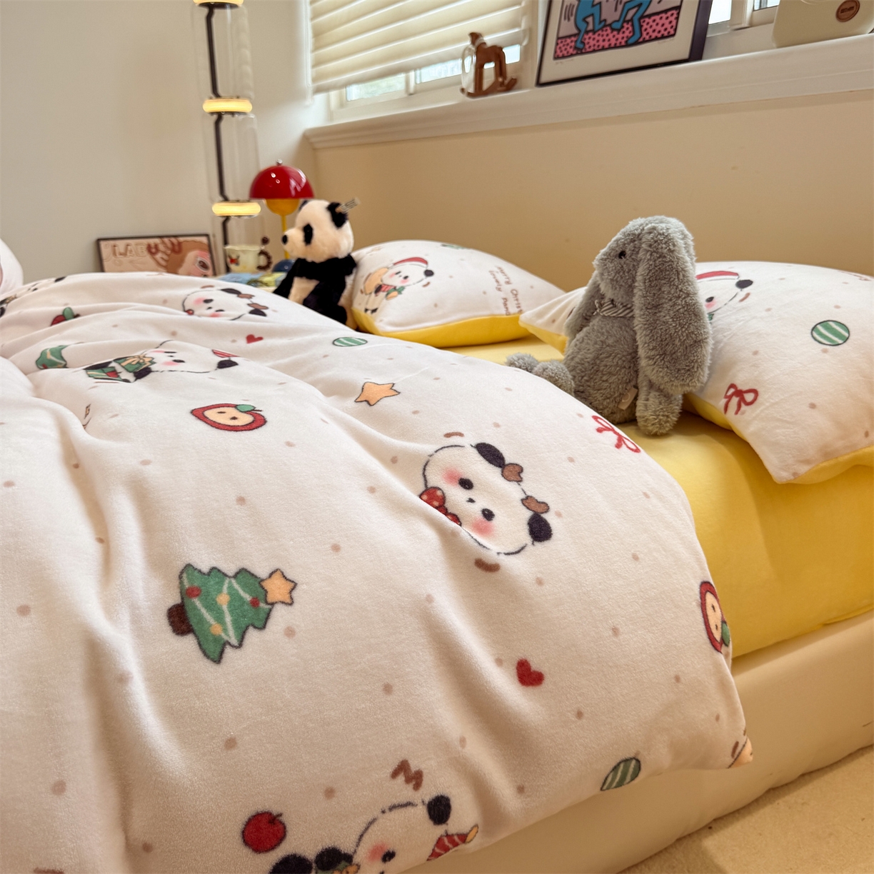 91家纺网 家纺一手货源 找家纺 呗旺鹿 2025新款A类牛奶绒数码印花卡通小清新四件套（场景一） 圣诞丫丫