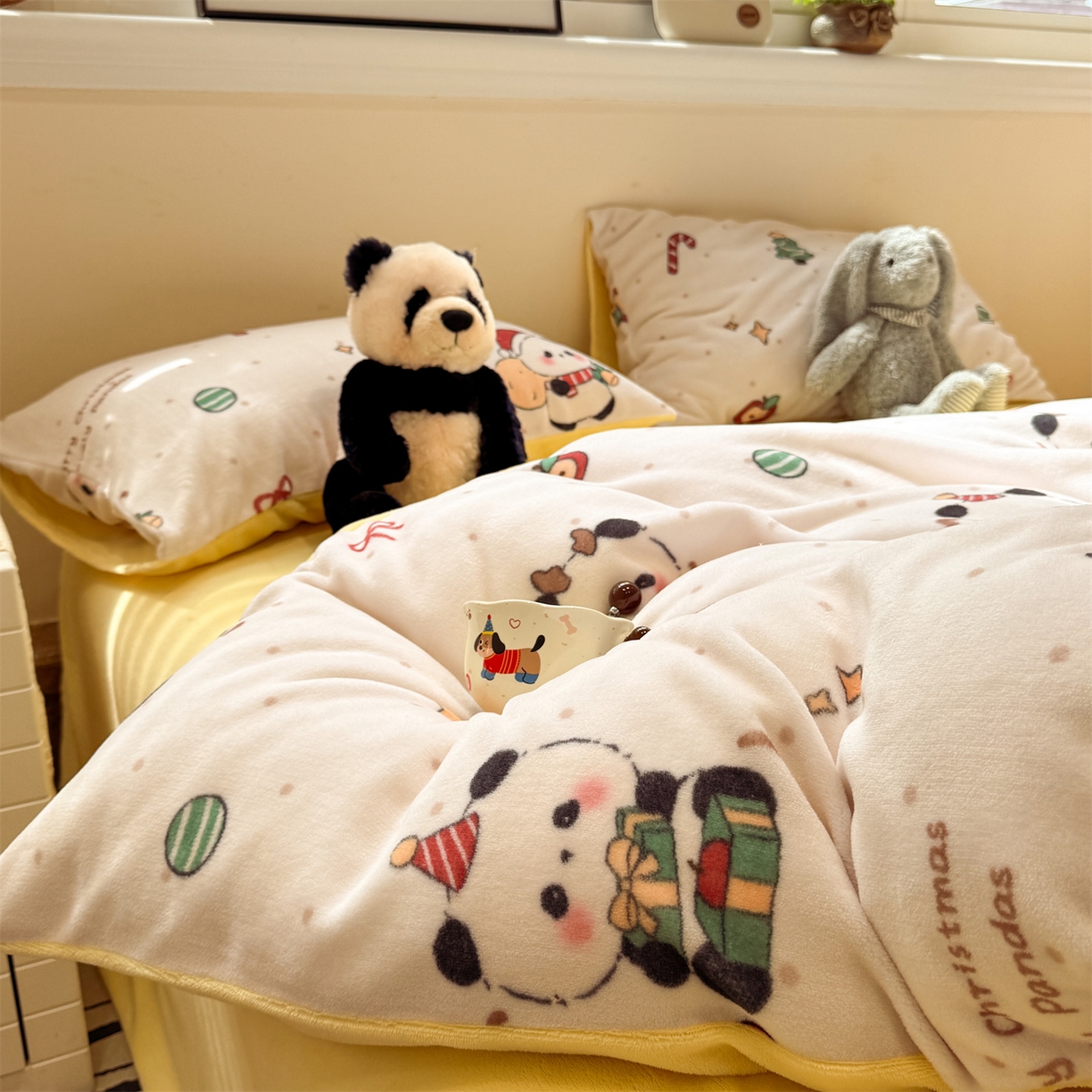 91家纺网 家纺一手货源 找家纺 呗旺鹿 2025新款A类牛奶绒数码印花卡通小清新四件套（场景一） 圣诞丫丫