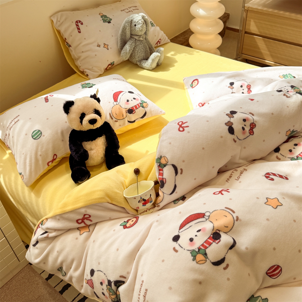 91家纺网 家纺一手货源 找家纺 呗旺鹿 2025新款A类牛奶绒数码印花卡通小清新四件套（场景一） 圣诞丫丫