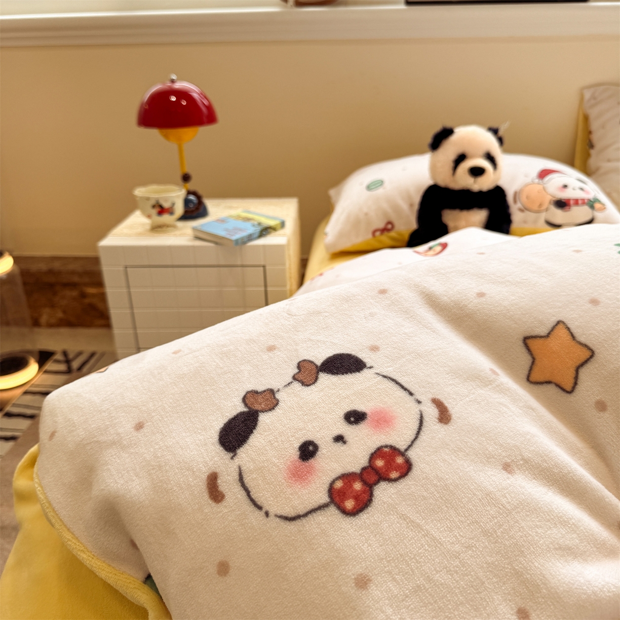 91家纺网 家纺一手货源 找家纺 呗旺鹿 2025新款A类牛奶绒数码印花卡通小清新四件套（场景一） 圣诞丫丫